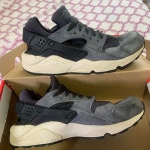 black and grey nike huaraches